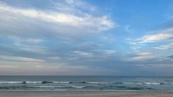 Plage à proximité, chaises longues