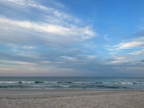 Playa en los alrededores y camastros 