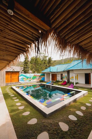 Una piscina al aire libre