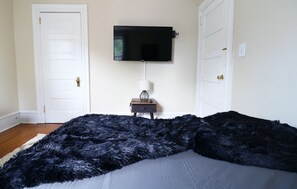 3 makuuhuonetta, työpöytä, silitysrauta/-lauta, vauvan matkasänky