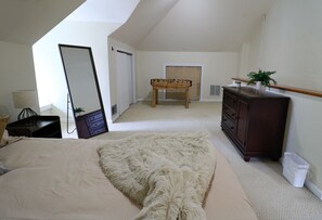 3 habitaciones, escritorio y tabla de planchar con plancha 