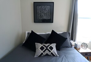 5 bedrooms, desk, iron/ironing board, travel crib