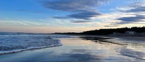 Vlak bij het strand, ligstoelen aan het strand