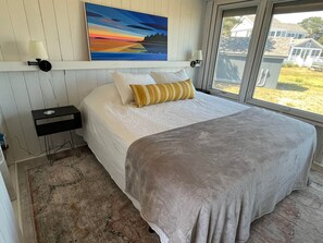 2 bedrooms, travel cot, free WiFi, bed sheets - Driftwood Cottage just Steps to the Sandy Popham Beach! (Phippsburg)