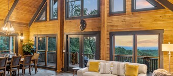 Luxe Mountain getaway only 15 minutes from the city!