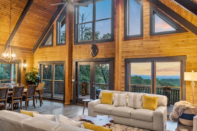 Luxe Mountain getaway only 15 minutes from the city!