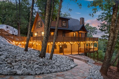 Hot Tub - Sauna - Mountain getaway only 15 minutes from the city!