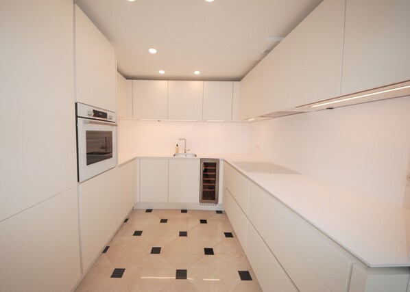 Réfrigérateur, micro-ondes, four, lave-vaisselle