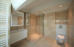 Baignoire, sèche-cheveux, serviettes fournies