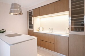 Kühlschrank, Mikrowelle, Ofen, Geschirrspüler