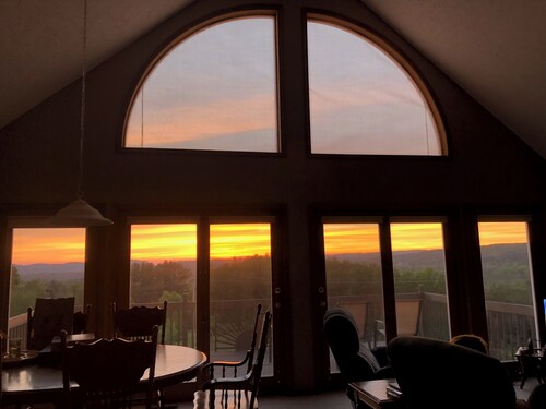 The Hilltop Retreat - QUIET, PEACEFUL, & FAMILY-ORIENTED WITH GREAT VIEWS AND A/C!