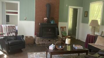 Fernseher, Kamin, DVD-Player, Tischtennisplatte