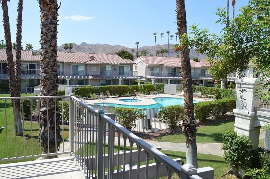 Entire condo- upstairs corner unit at Mesquite Country Club-5min to city center!