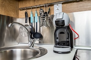 Réfrigérateur, cafetière/bouilloire, grille-pain, chaise haute