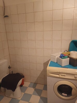 Douche, sèche-cheveux, serviettes fournies