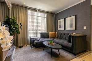 Business-lejlighed - 2 soveværelser | Opholdsområde | 45-tommers smart-tv med kabelkanaler, tv, Netflix