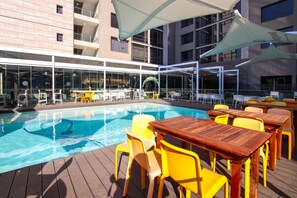 Business Apartment, 2 Bedrooms | Pool | Outdoor pool, pool umbrellas, pool loungers - CGRSA Apartment Sandton (Sandton)