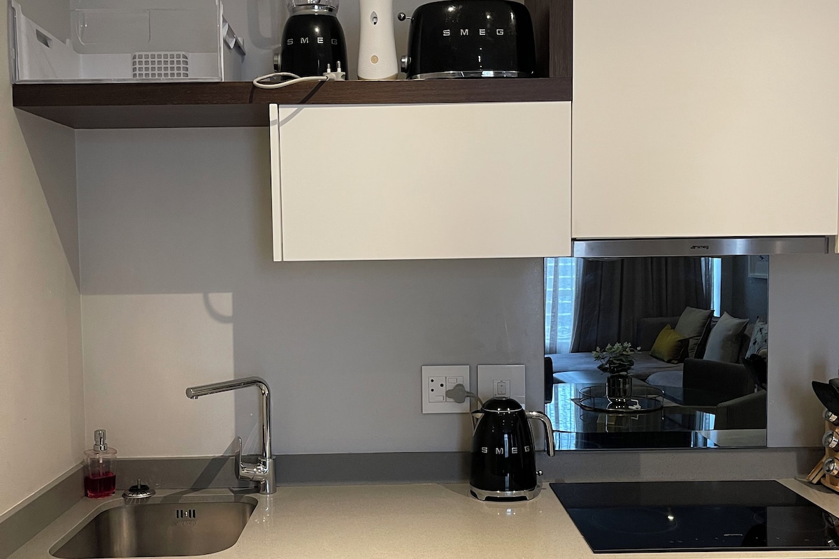 Eine moderne Küche mit Geschirrspüler, Herd und Kaffeemaschine.
