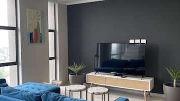 Loftsleilighet – president, 3 soverom, eget bad, byutsikt | Oppholdsrom | En 45-tommers smart-TV med kabel-kanaler samt TV og Netflix