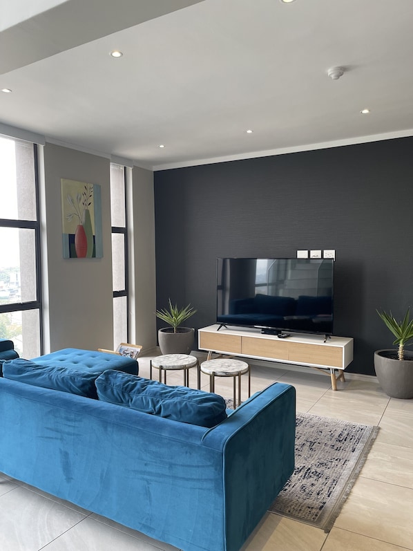 Loftsleilighet – president, 3 soverom, eget bad, byutsikt | Oppholdsrom | En 45-tommers smart-TV med kabel-kanaler samt TV og Netflix