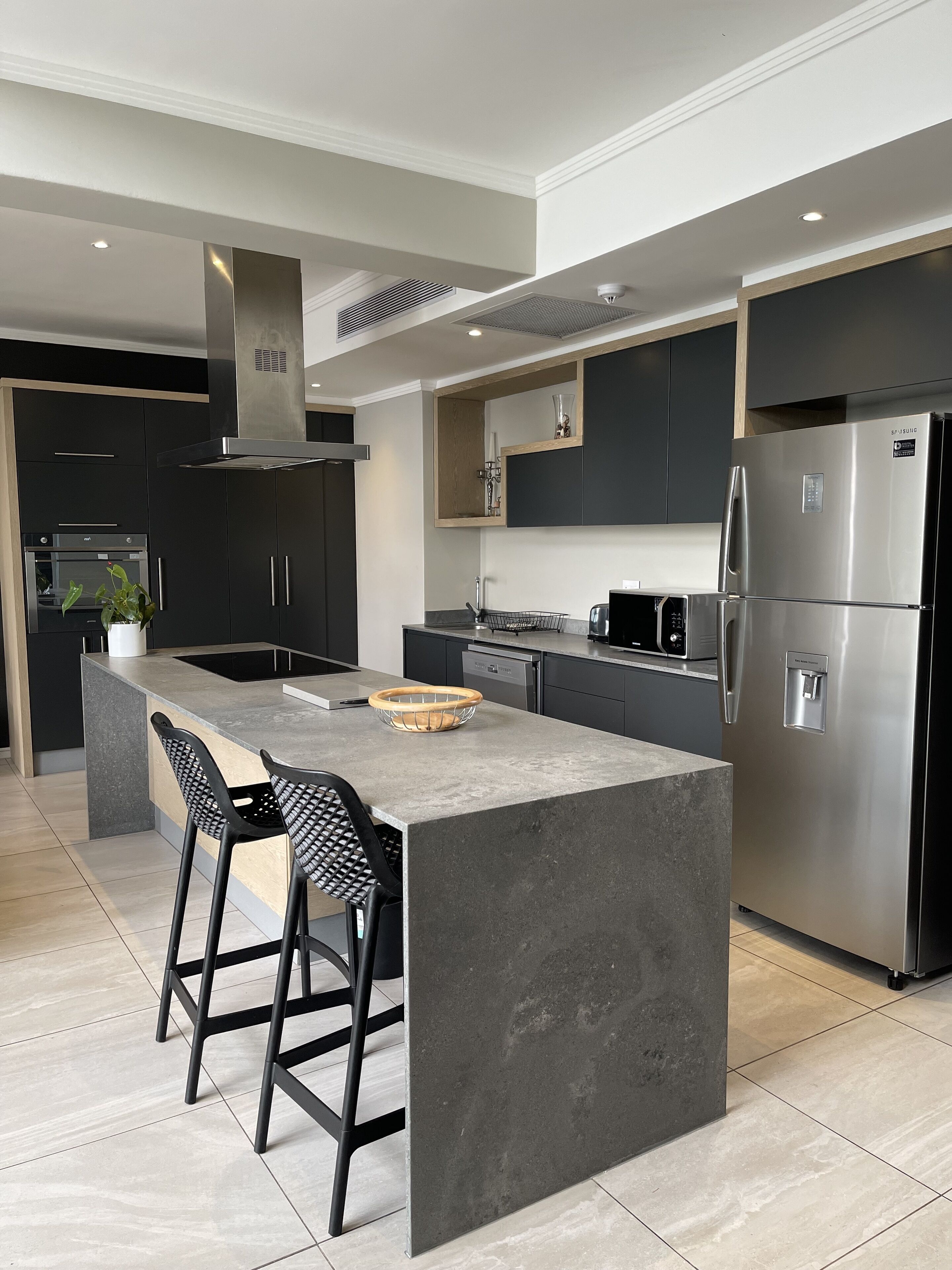 Cobertura presidencial, 3 quartos, suíte, vista para a cidade | Cozinha compartilhada | Geladeira grande, micro-ondas, fogão, cooktop