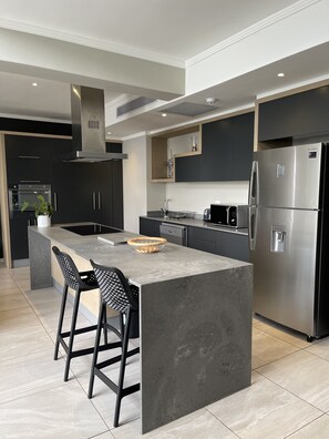 Loftsleilighet – president, 3 soverom, eget bad, byutsikt | Delt kjøkken | Kjøleskap, mikrobølgeovn, ovn og kokeplater