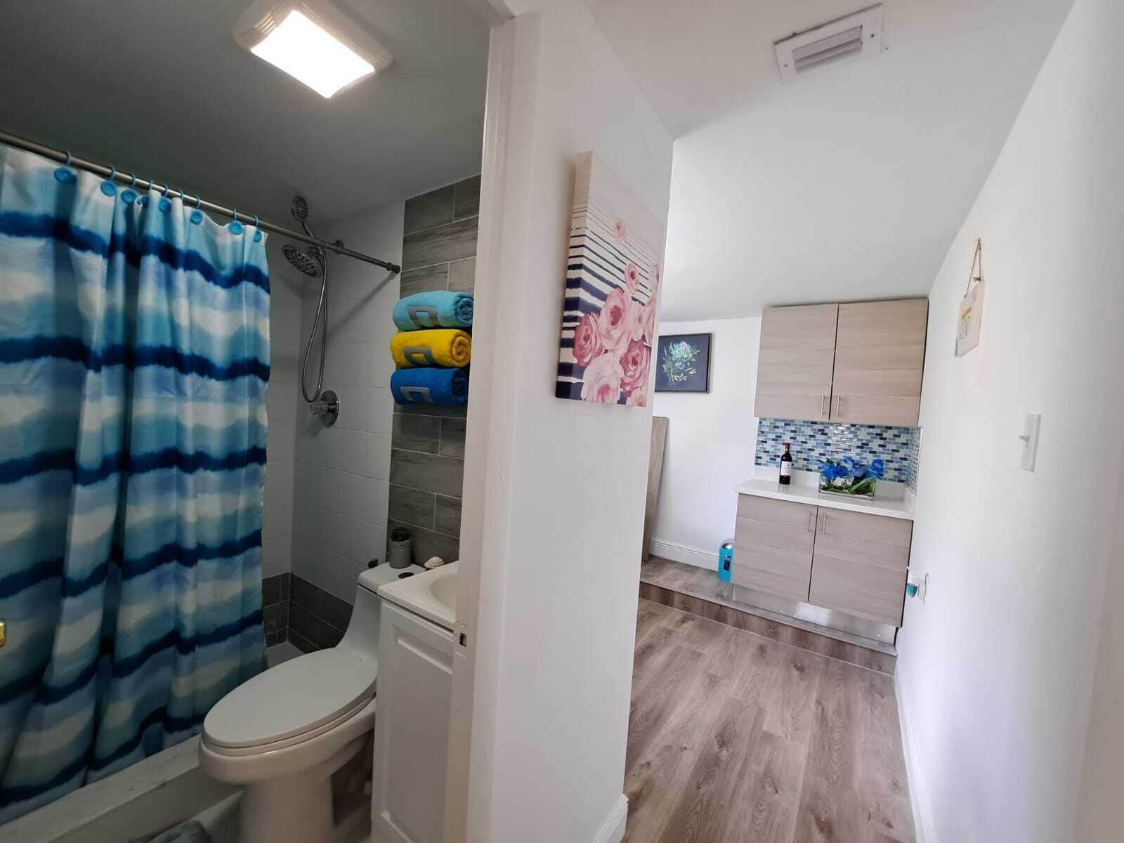 Ducha, secador de pelo, toallas y jabón