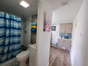 Ducha, secador de pelo, toallas y jabón