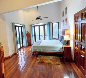 3 Schlafzimmer, Schreibtisch, Bügeleisen/Bügelbrett, Reisekinderbett