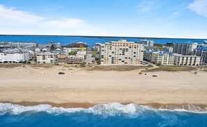 Un paisaje urbano costero con playa, edificios y cielo despejado.