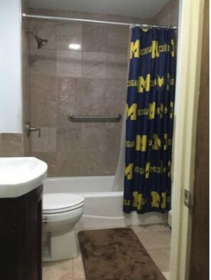 Kombinert dusj/badekar, hårføner, håndklær og såpe