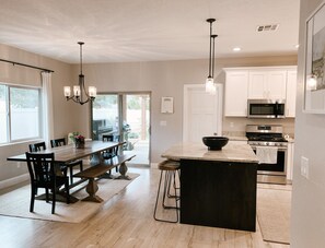 Refrigerador, microondas, horno, placa de cocina