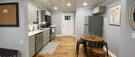 Een koelkast, een magnetron, een kookplaat, een vaatwasser