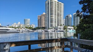 A marina with yachts and a city skyline in the background. - Modern cozy feeling Next to Beach and Aventura Mall (Miami)