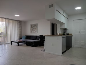 TV - Modern Tree House feeling Next to Beach and Aventura Mall (Miami)