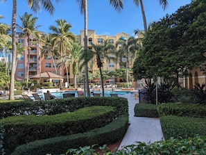 A heated pool - Modern Tree House feeling Next to Beach and Aventura Mall (Miami)