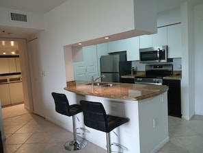 Microwave, oven, stovetop, dishwasher - Modern Tree House feeling Next to Beach and Aventura Mall (Miami)