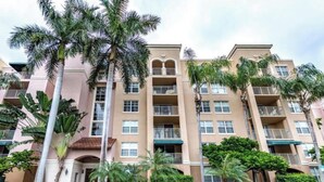 A multi-story hotel with balconies, palm trees, and a pink facade. - Modern cozy feeling Next to Beach and Aventura Mall (Miami)