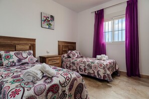 3 chambres, fer et planche à repasser, Wi-Fi, draps fournis
