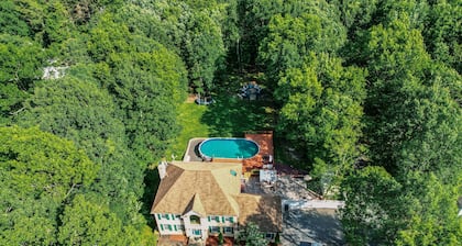 Pocono Escape with huge Pool HOT TUB,GAMEROOM,FIREPIT,near Camelback & Kalahari