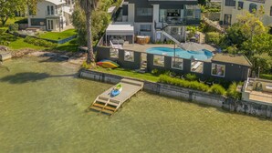 A modern house with a swimming pool, a dock, and a hot tub. - Oceans 88 Whitianga Coastal Accommodation Suites (Whitianga)