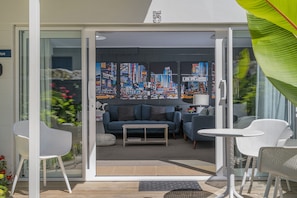 Manhattan Suite | Living area | Smart TV - Oceans 88 Whitianga Coastal Accommodation Suites (Whitianga)