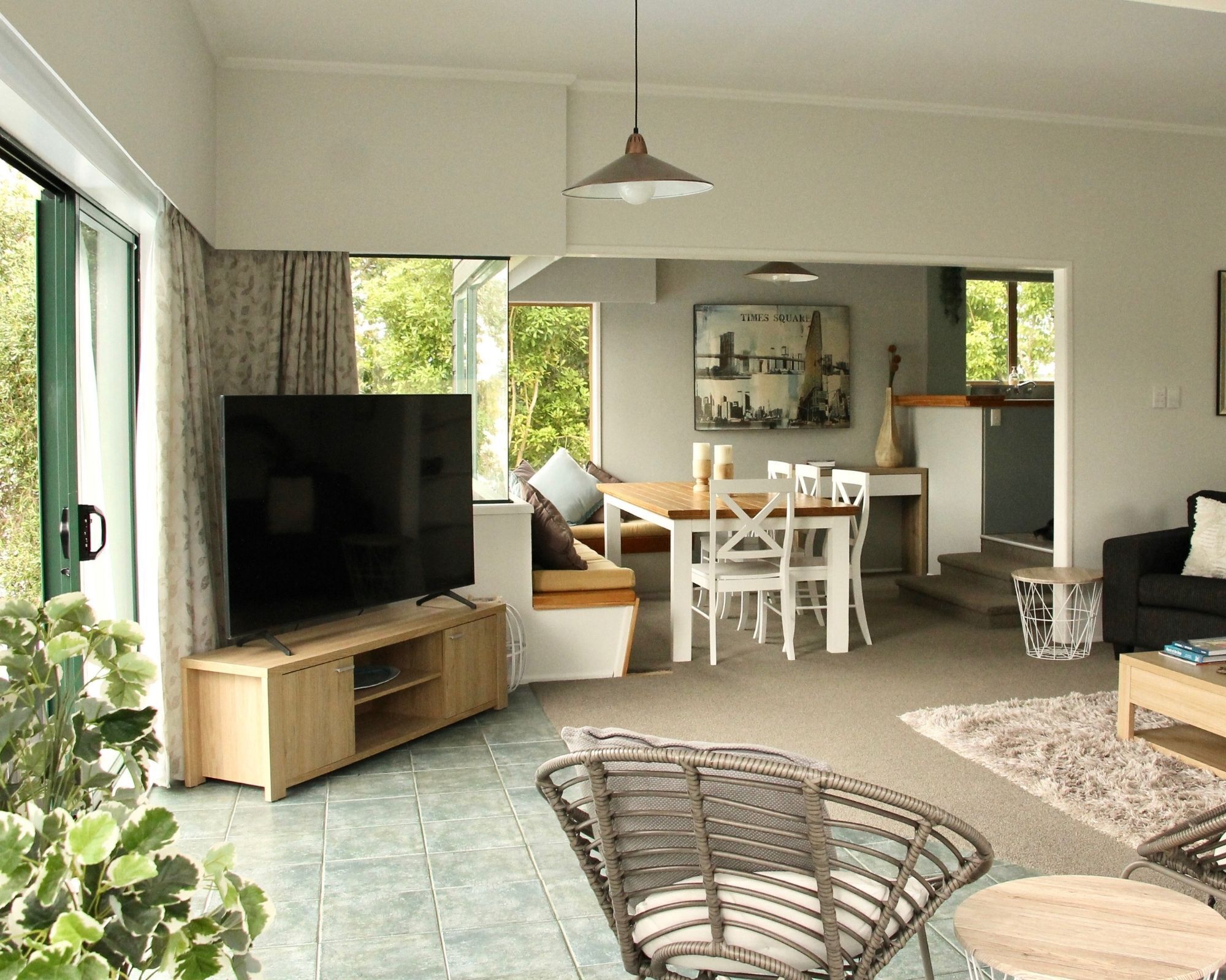 Manu Moana | Individually decorated, individually furnished, laptop workspace