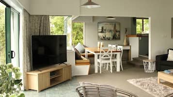Manu Moana | Individually decorated, individually furnished, laptop workspace