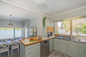 Manu Moana | Private kitchen | Full-sized fridge, microwave, oven, stovetop - Oceans 88 Whitianga Coastal Accommodation Suites (Whitianga)
