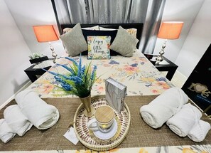 2 habitaciones, escritorio y tabla de planchar con plancha 