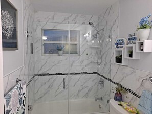 Dusche, Haartrockner, Handtücher, Seife