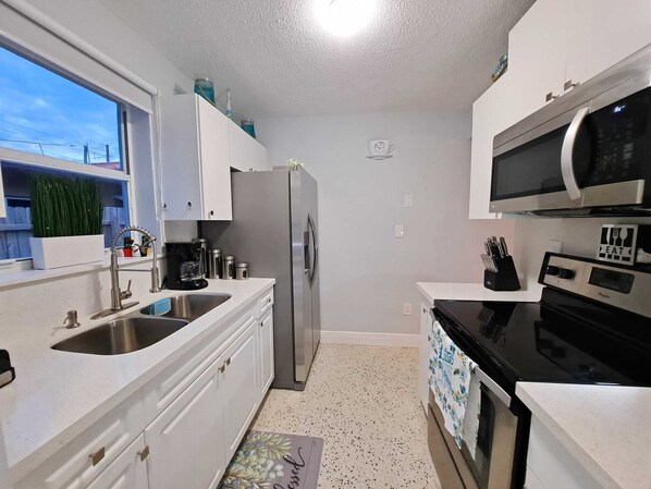 Refrigerador, microondas, horno, placa de cocina