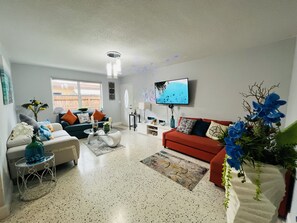 Smart TV, libros, estéreo