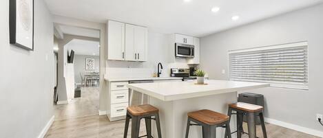 Réfrigérateur, micro-ondes, four, plaque de cuisson